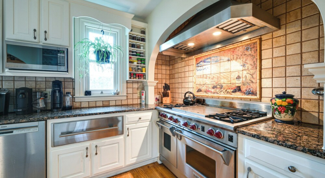 Коттедж с 6 комнатами Historic Chambersburg Home w/ Pool + Game Rooms!