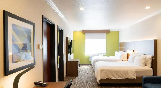 Четырёхместный люкс c 1 комнатой Holiday Inn Express Davis-University Area by IHG