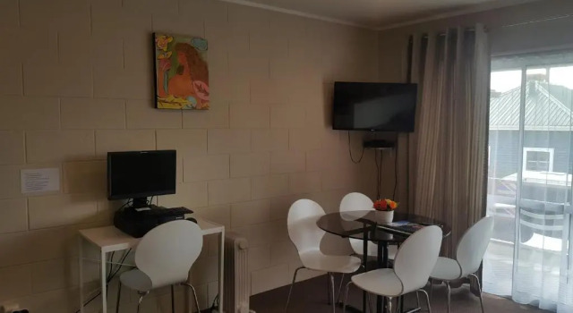 Апартаменты Six On Union Motel