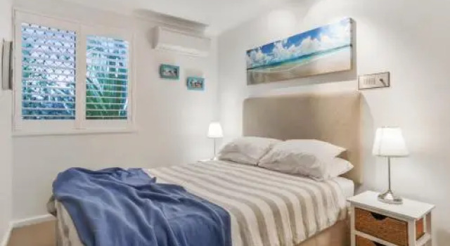 Stone Through To The Beach - 1/1 Crank St, Prenota Hotel Hotel a Queensland con parcheggio, Parcheggio