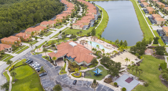 Four Bedroom w/ Screened Pool Close to Disney 4563, Rezerwuj Hotel Kissimmee Kissimmee