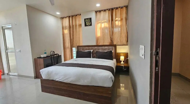Hotel Vistacrest Noida Sector 104