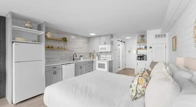 Renovated Beach Front Ocean View Condo TOG 321, Забронировать Отель Панама-Сити Панхэндл Флорида, рядом с Загородный клуб "Сигнал Хилл"