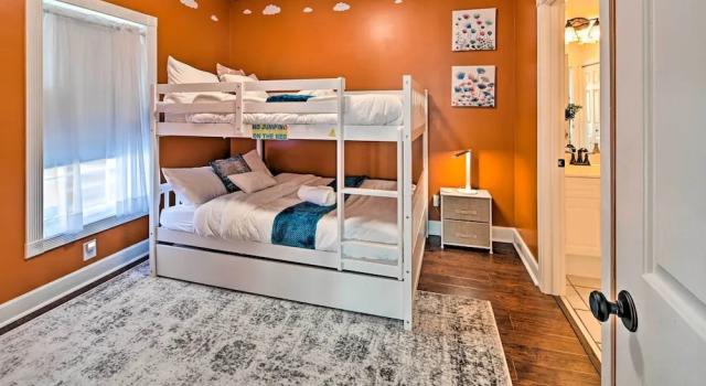 Bright Myrtle Beach Condo w/ Balcony!, Забронировать Апартаменты/квартира Отели Миртл-Бич с парковкой, рядом с PineHills Palmetto at Myrtlewood Golf Club, Парковка