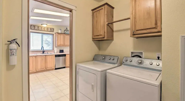 Коттедж Cute Cottage w/ Deck Walk 115 Ft to Brewery & Cafe