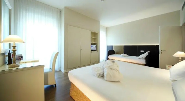 Четырёхместный номер Superior с балконом National Hotel