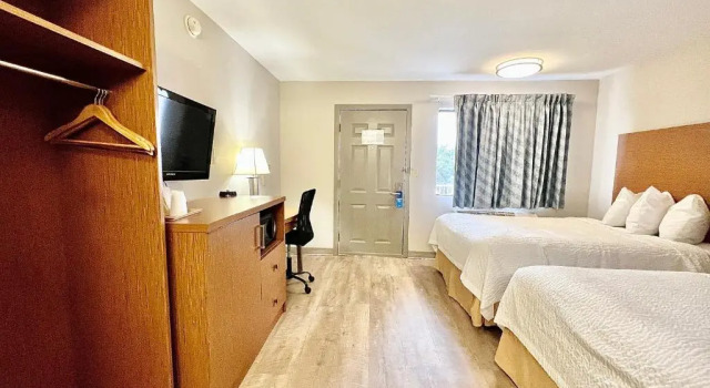 Четырёхместный номер Standard Days Inn & Suites by Wyndham Arlington Near Six Flags