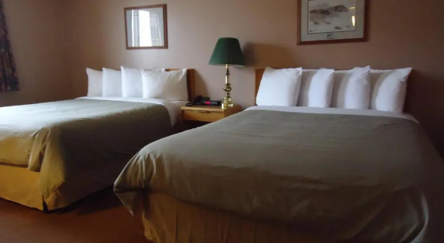 Четырёхместный номер Standard Canway Inn & Suites