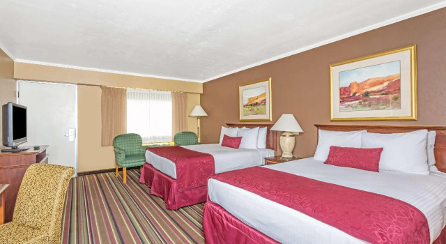 Четырёхместный номер Standard Days Inn & Suites by Wyndham Logan