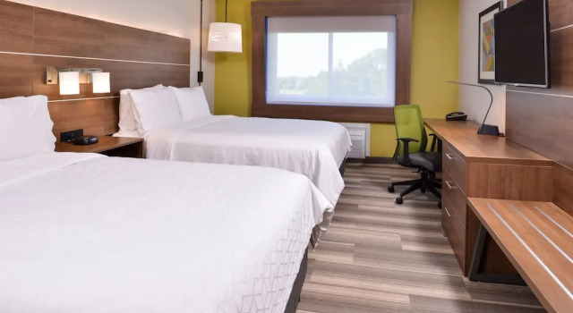Четырёхместный номер Standard Holiday Inn Express Hotel & Suites Elgin by IHG
