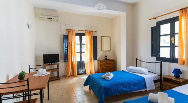 Четырёхместный номер Standard с 2 комнатами с балконом Soulis Hotel