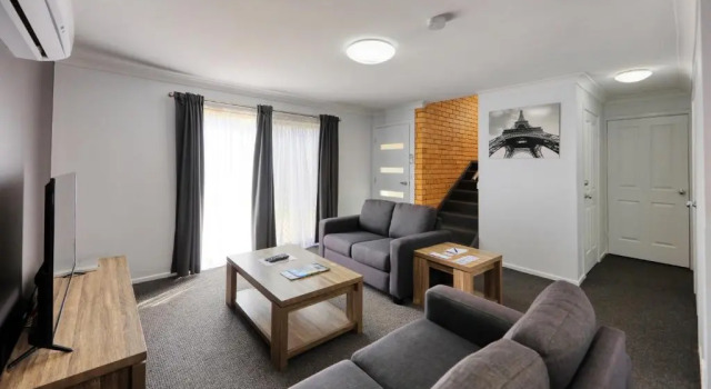Апартаменты Colonial Motel & Apartments