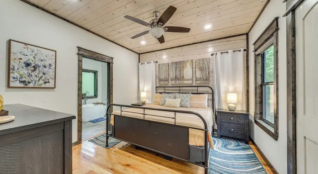Modern, Luxe Cabin in Broken Bow w/ Hot Tub!, Rezerwuj Hotel Hochatown Oklahoma