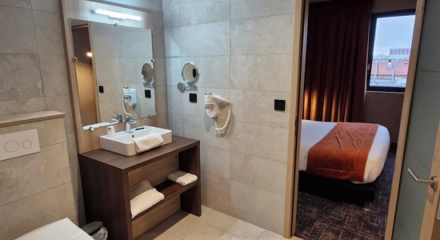 Номер Comfort Hôtel des Lumières Lyon Meyzieu Arena Stadium
