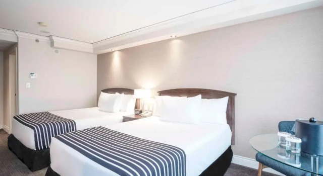 Четырёхместный номер Standard Sandman Signature Toronto Airport Hotel