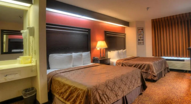 Четырёхместный номер Standard Smoky Mountain Inn & Suites