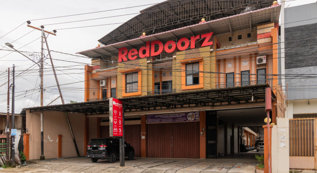 RedDoorz Syariah near Universitas Putra Indonesia Padang, Rezerwuj Hotel Padang Sumatra