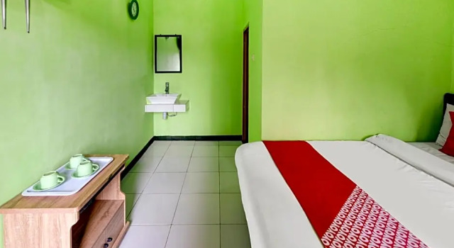 Camera Deluxe Indah Savana Hotel Mitra RedDoorz