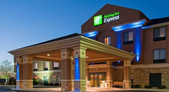 Четырёхместный номер Standard Holiday Inn Express Gas City by IHG