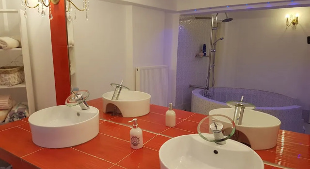 Апартаменты Luxury The golden brown luxury guesthouse