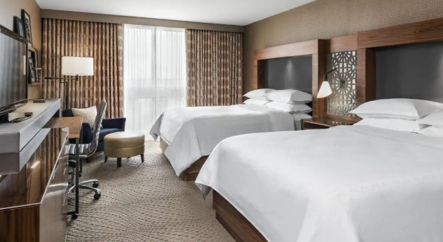 Четырёхместный номер Standard с видом на поле для гольфа Sheraton Toronto Airport Hotel & Conference Centre