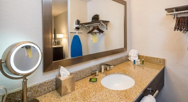 Четырёхместный номер Standard Radisson Hotel Oakland Airport