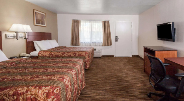 Четырёхместный номер Standard Travelodge by Wyndham Hemet CA
