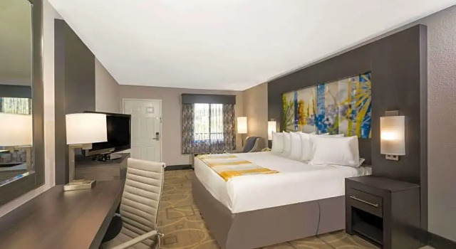Двухместный люкс Days Inn by Wyndham Asheville Downtown North