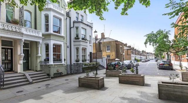 Traditional Chelsea Maisonette With 2 Bedrooms and Wonderful Views of the River