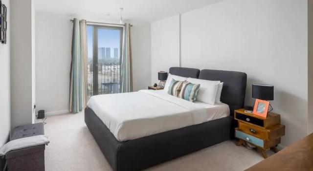 Modern 2bed apt Sleeps 6 W/balcony in Canning Town