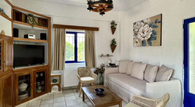 Maros Spitaki in Varipetro