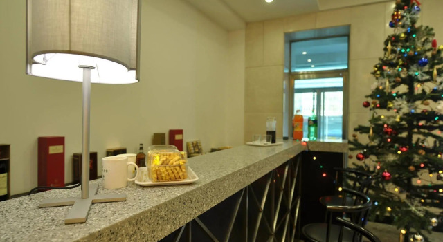 Super 8 Hotel Beijing Beitaipingzhuang, Book Hotel Hoteller i Beijing Province med parkering, Parkering