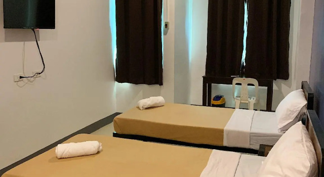 Apo Reef Travellers Hotel