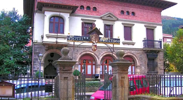 Hotel Mauleon, Rezerwuj Hotel Hotele w Baskonia z parkingiem, Parking