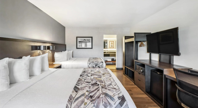 Четырёхместный номер Standard Best Western Plus Hilltop Inn