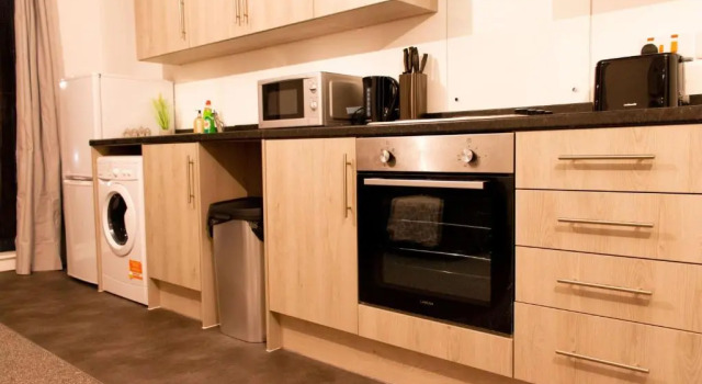 New Private Apartment Building Minutes From Heathrow, Varaa Huoneisto Asunnot kohteessa Merseyside, Huoneisto