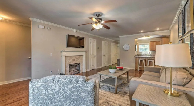 Charming Springdale Townhome ~ 5 Mi to Dtwn!, Забронировать Апартаменты/квартира Спрингдейл Northwest Arkansas