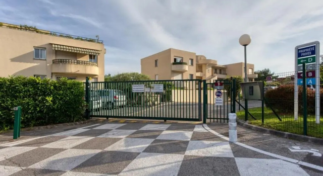 Furnished air-conditioned apartment with terrace sea view & swimming pool