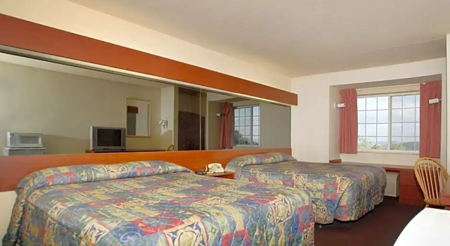 Четырёхместный номер Standard St Clair Inn and Suites