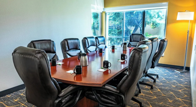 Люкс c 1 комнатой Holiday Inn & Suites Oakland - Airport by IHG