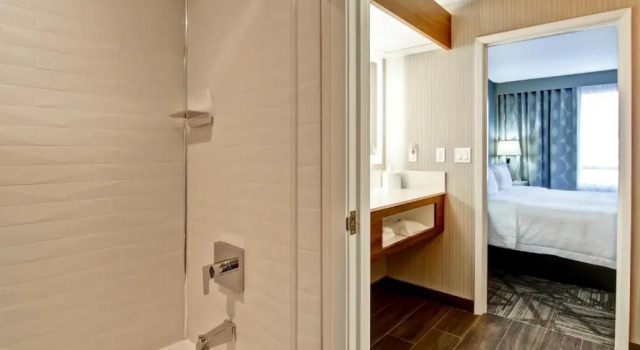 Люкс Hampton Inn & Suites by Hilton Calgary-Airport