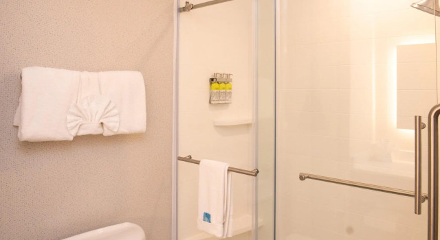 Четырёхместный номер Standard Holiday Inn Express Hotel & Suites Chester by IHG