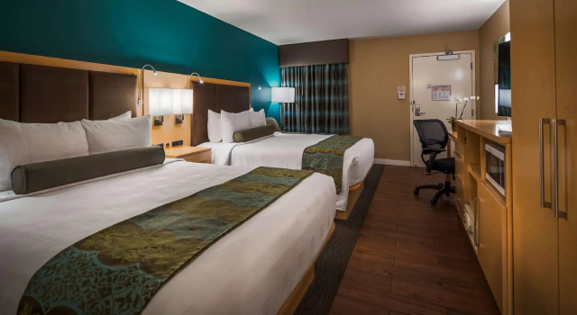 Четырёхместный номер Standard Best Western Plus South Coast Inn