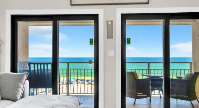 Вилла с балконом Crystal Villas 12B - Updated 2 Bedroom with Loft Beach Front Condo In the Heart of Destin