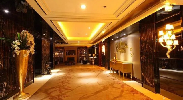 Chengdu Cannes Holiday Inn Hotel, Rezerwuj Hotel Hotele w Zhongxingchang z parkingiem, Parking