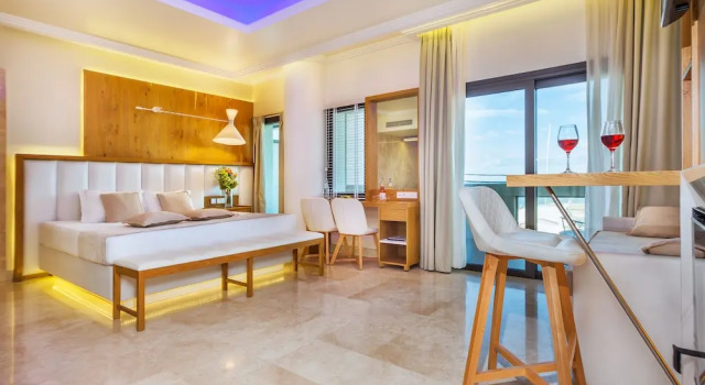 Люкс с балконом и с видом на море Porto Marine Hotel