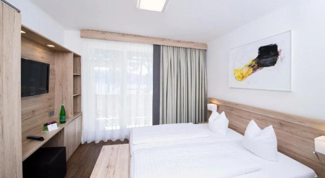 Terrassenhotel Reichmann, Забронировать Отель Отели Фёлькермаркт с бассейном, Бассейн