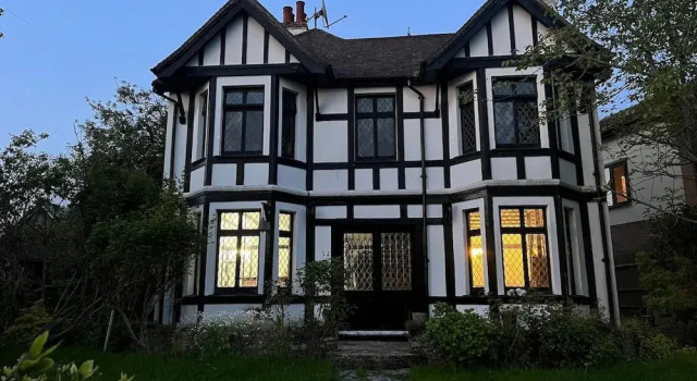 Lux 8Br Thamesfront Villa w/ Yacht & Sauna, Rezervați Vilă Staines Surrey