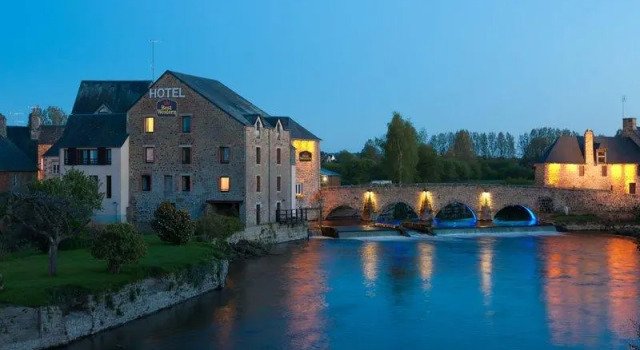 Кровать в общем номере Best Western Le Moulin de Ducey