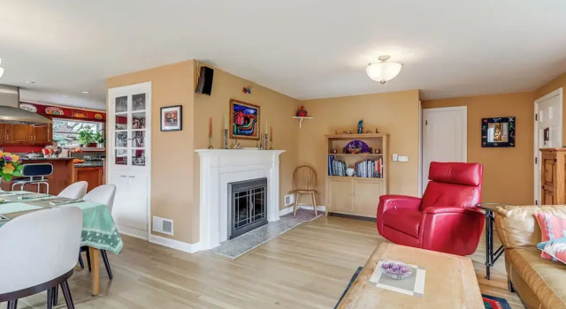 6 Mi to Dtwn Seattle: Walkable Home w/ Hot Tub